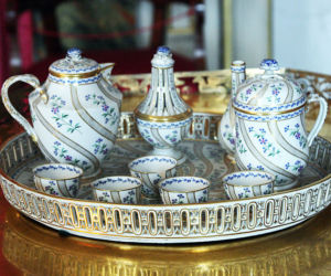 Miśnia – porcelanowy serwis do herbaty z ok. 1820 roku. Zamiast filiżanek występują tu czarki 