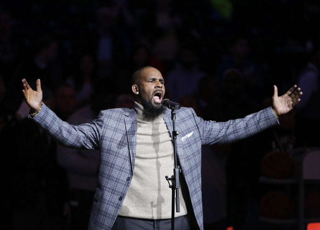 Znany piosenkarz R. Kelly odpowie za handel kobietami