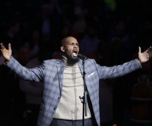 Znany piosenkarz R. Kelly odpowie za handel kobietami