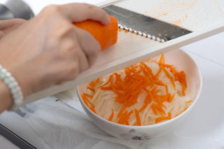 Surówka z marchewki, pomarańczy i cebuli – PRL-owska baza, świeży twist i smak, który budzi apetyt