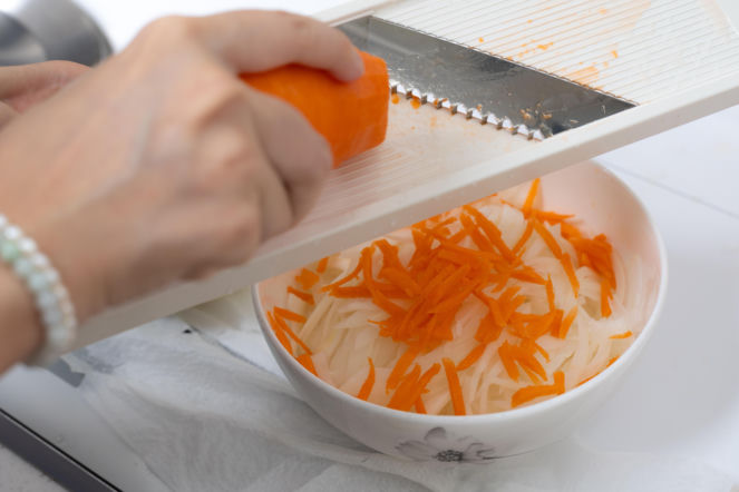 Surówka z marchewki, pomarańczy i cebuli – PRL-owska baza, świeży twist i smak, który budzi apetyt