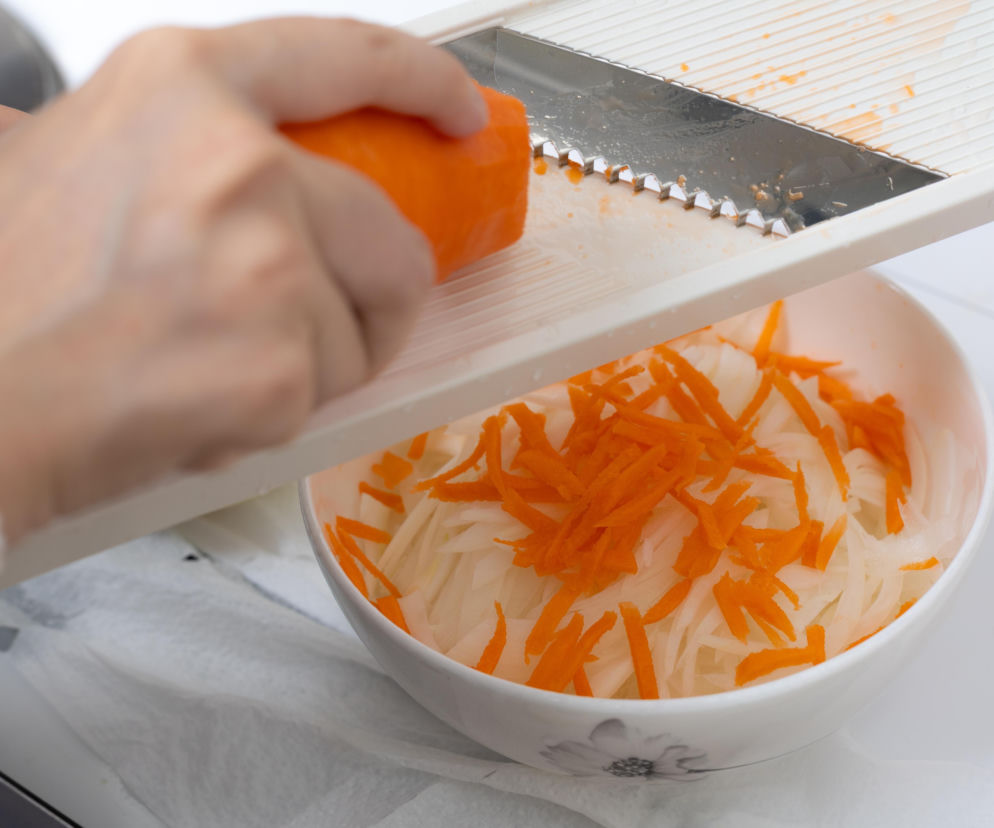 Surówka z marchewki, pomarańczy i cebuli – PRL-owska baza, świeży twist i smak, który budzi apetyt