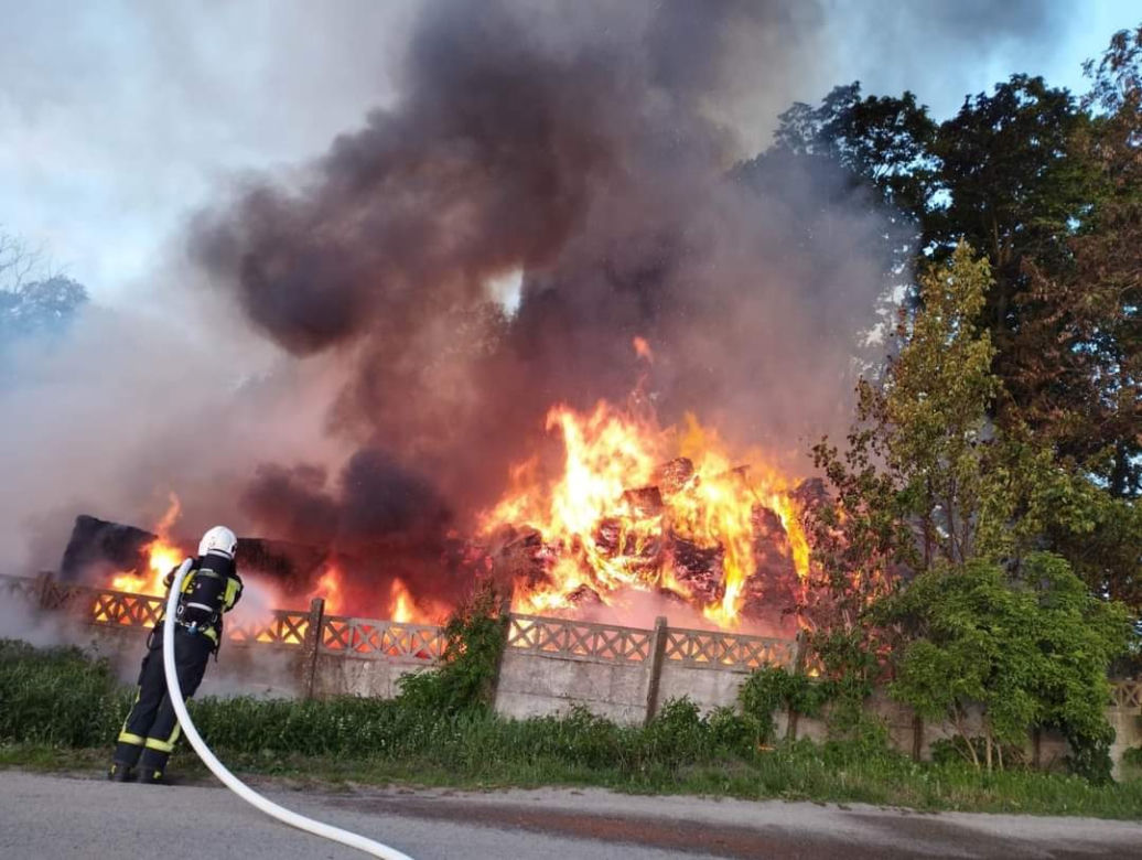 Potężny pożar w Cichoradzu pod Toruniem. Zdjęcia z akcji strażaków 