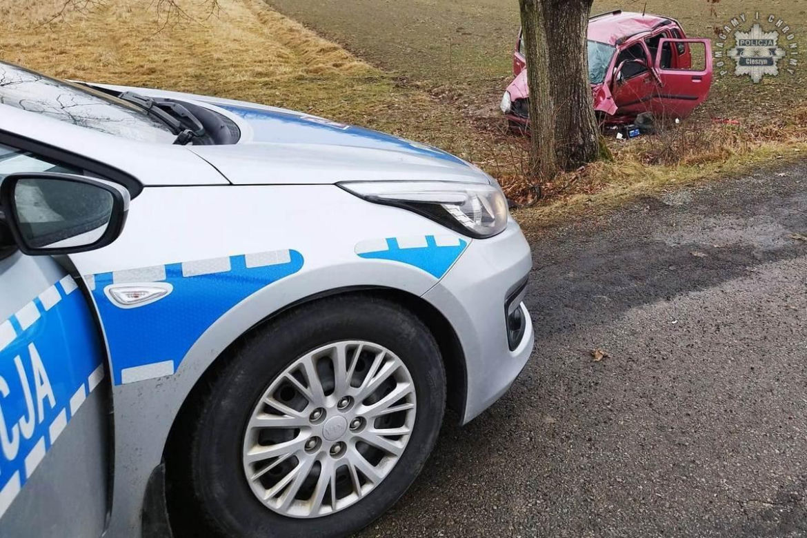 Stracił panowanie nad autem i dachował! Pijany kierowca naraził dzieci na śmiertelne niebezpieczeństwo [ZDJĘCIA]