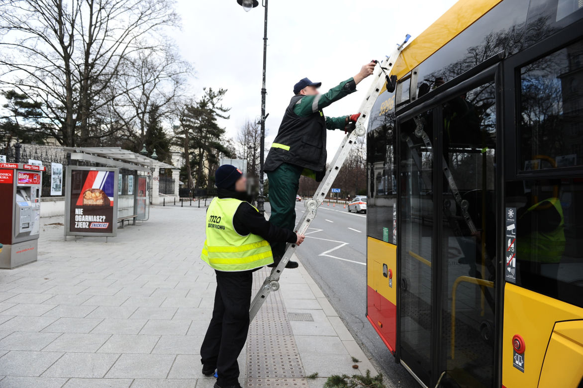 Warszawa: Al Ujazdowskie, potężne drzewo spadło na autobus i zablokowało ulicę