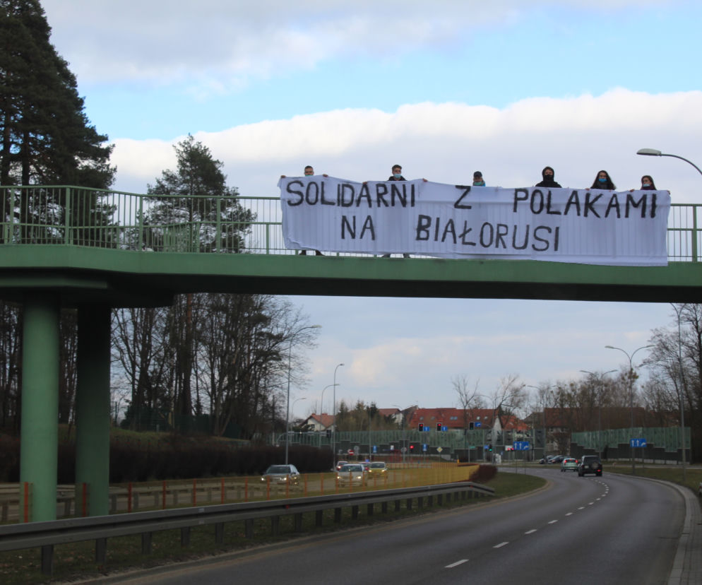 Białystok. Młodzież Wszechpolska wspiera Polaków na Białorusi. Wywiesili transparent [FOTO]