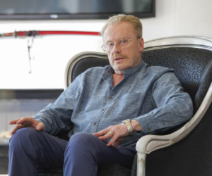 Daniel Olbrychski: Robi brzuszki dla kasy