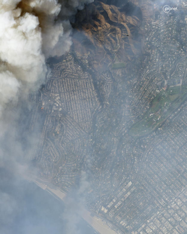 Wstrząsające zdjęcia z Los Angeles. Połacie spalonych domów