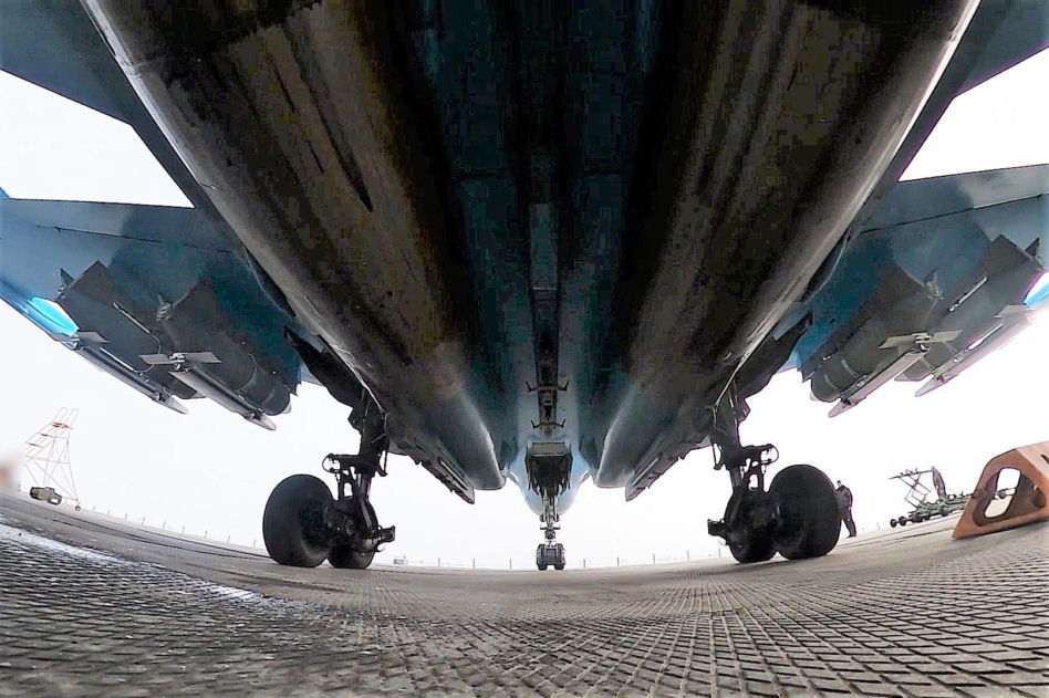 Bomby lotnicze FAB-500 UMPK pod skrzydłami Su-34