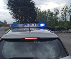 Czarlin. Z ciężarówki wypadł ładunek piwa. Setki butelek na drodze 