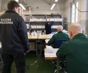 Koronawirus na Śląsku. Więźniowie z Raciborza szyją maseczki! 