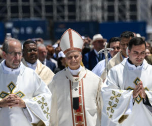 Hiszpania/ Papież wyszedł z samolotu; odlot z Teneryfy opóźniony, nie chciał włączyć się silnik