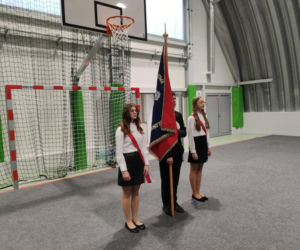 Dzieci z podstawówki w Pniewie mogą korzystać z nowej hali sportowej