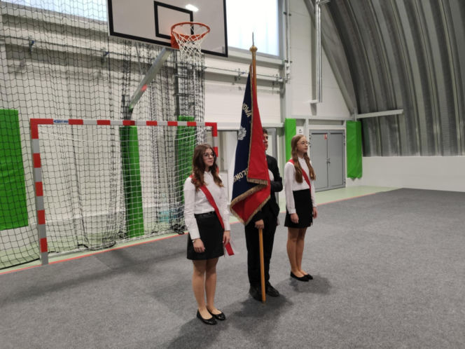 Dzieci z podstawówki w Pniewie mogą korzystać z nowej hali sportowej