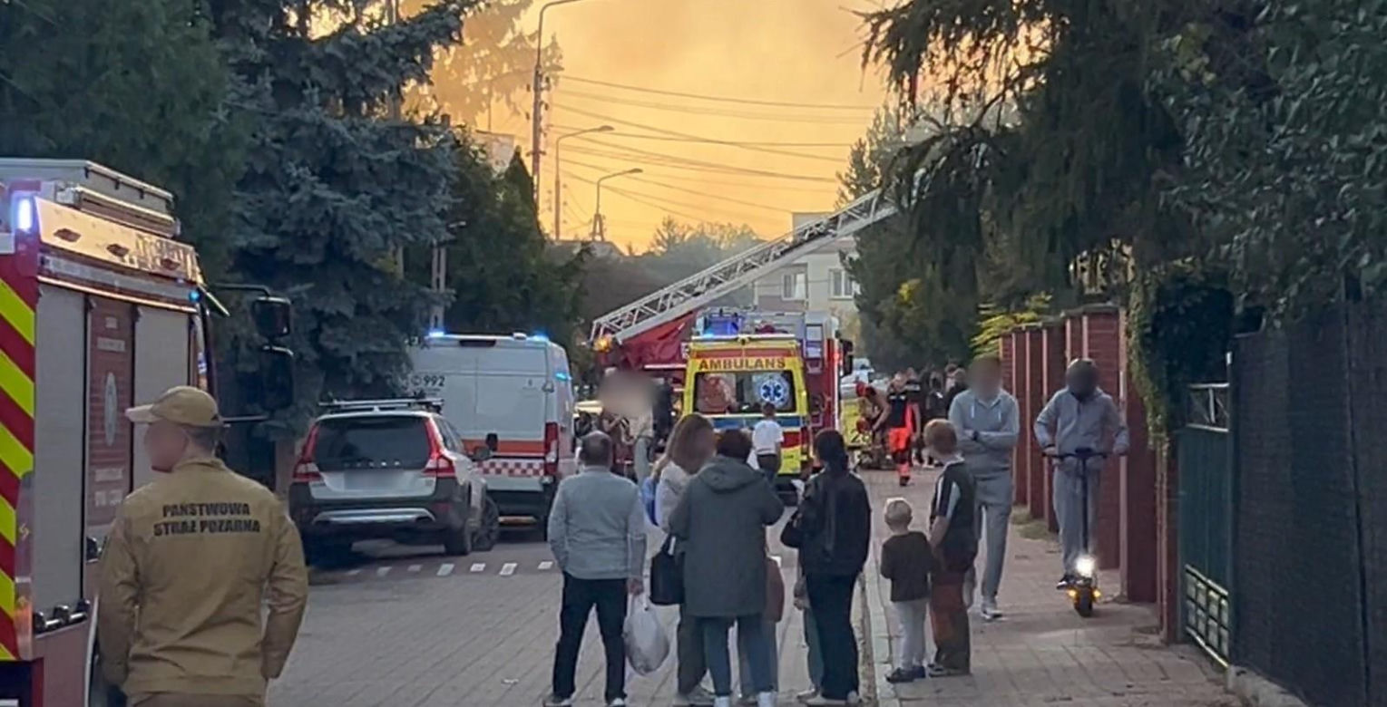Pożar domu w Warszawie. Na miejscu strażacy i specjalistyczna grupa dronowa