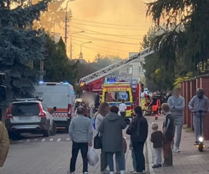 Pożar domu w Warszawie. Na miejscu strażacy i specjalistyczna grupa dronowa