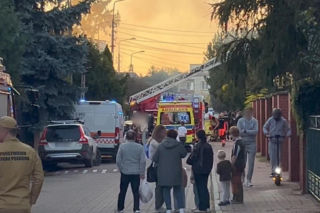 Pożar domu w Warszawie. Na miejscu strażacy i specjalistyczna grupa dronowa