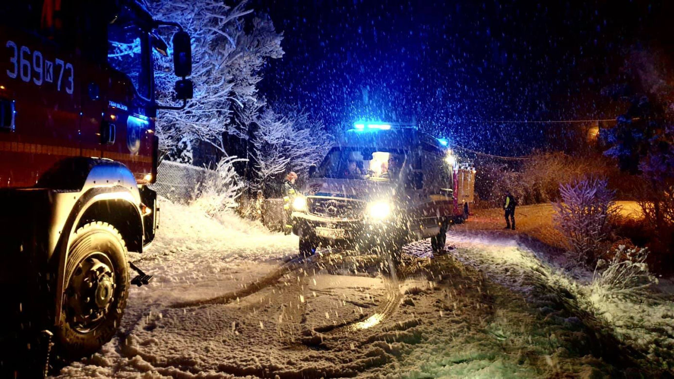 Ciężkowice. Samochód dostawczy wypadł z jezdni do rowu. Jedna osoba w szpitalu