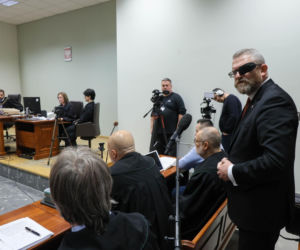 Europoseł Grzegorz Braun (C) na sali Sądu Rejonowego dla Warszawy-Pragi Południe