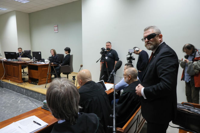 Europoseł Grzegorz Braun (C) na sali Sądu Rejonowego dla Warszawy-Pragi Południe
