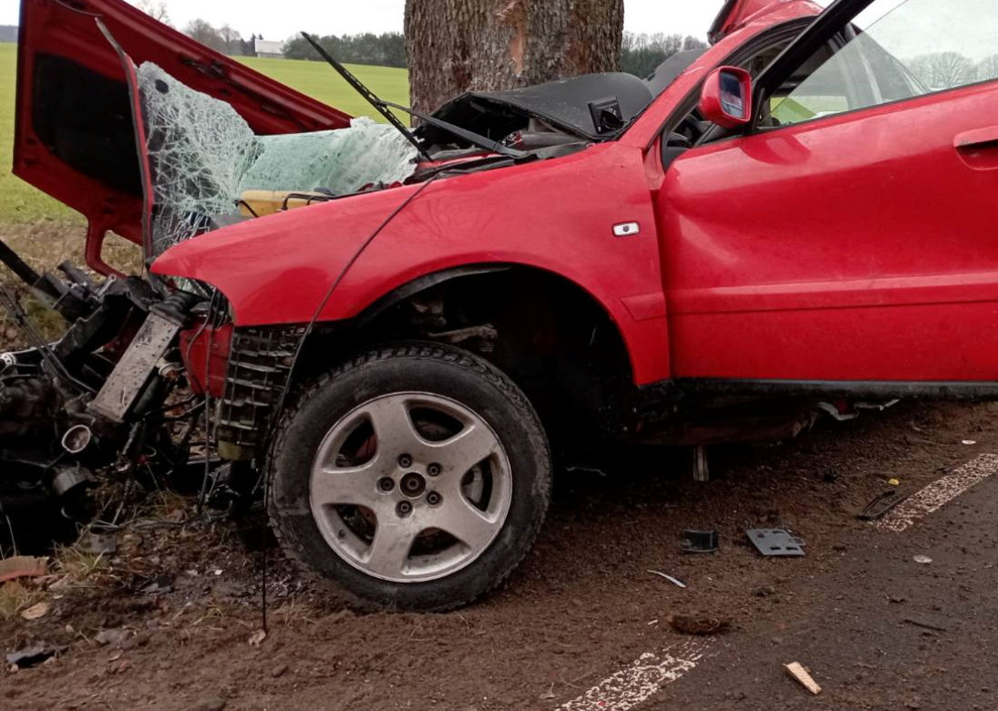 Wypadek z jak z koszmaru pod Człuchowem! 39-latek zginął w zmasakrowanym audi [ZDJĘCIA]