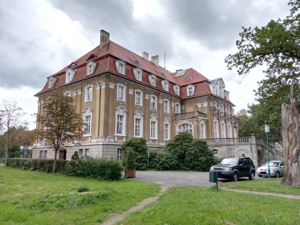 W tej wsi w woj. śląskim znajduje się jeden z najpiękniejszych pałaców. W PRL-u przekształcono go w sanatorium
