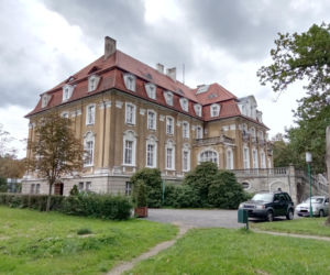 W tej wsi w woj. śląskim znajduje się jeden z najpiękniejszych pałaców. W PRL-u przekształcono go w sanatorium