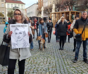Znicze, minuta ciszy. #AniJednejWięcej w Lesznie