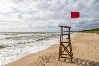 Sinice Mielno. Czy w Mielnie można się kąpać 23.07? Flaga, warunki pogodowe