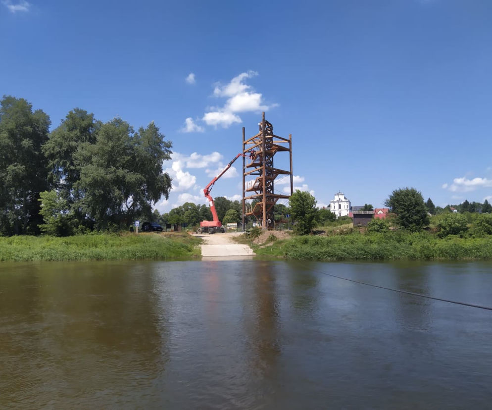 Widok na rzekę Bug, rozciągający się z promu w Bużyskach. W tle widać powstającą po drugiej stronie rzeki wieżę widokową