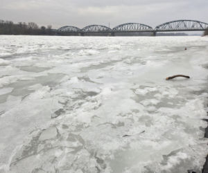 Wisła stanęła pod lodem. Zimowy spektakl w Starym Fordonie zachwyca, ale i ostrzega