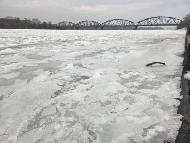 Wisła stanęła pod lodem. Zimowy spektakl w Starym Fordonie zachwyca, ale i ostrzega