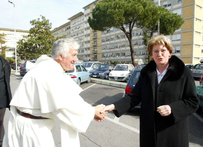 Była pierwszą kobietą na stanowisku premiera III RP. Już po roku złożyła dymisję