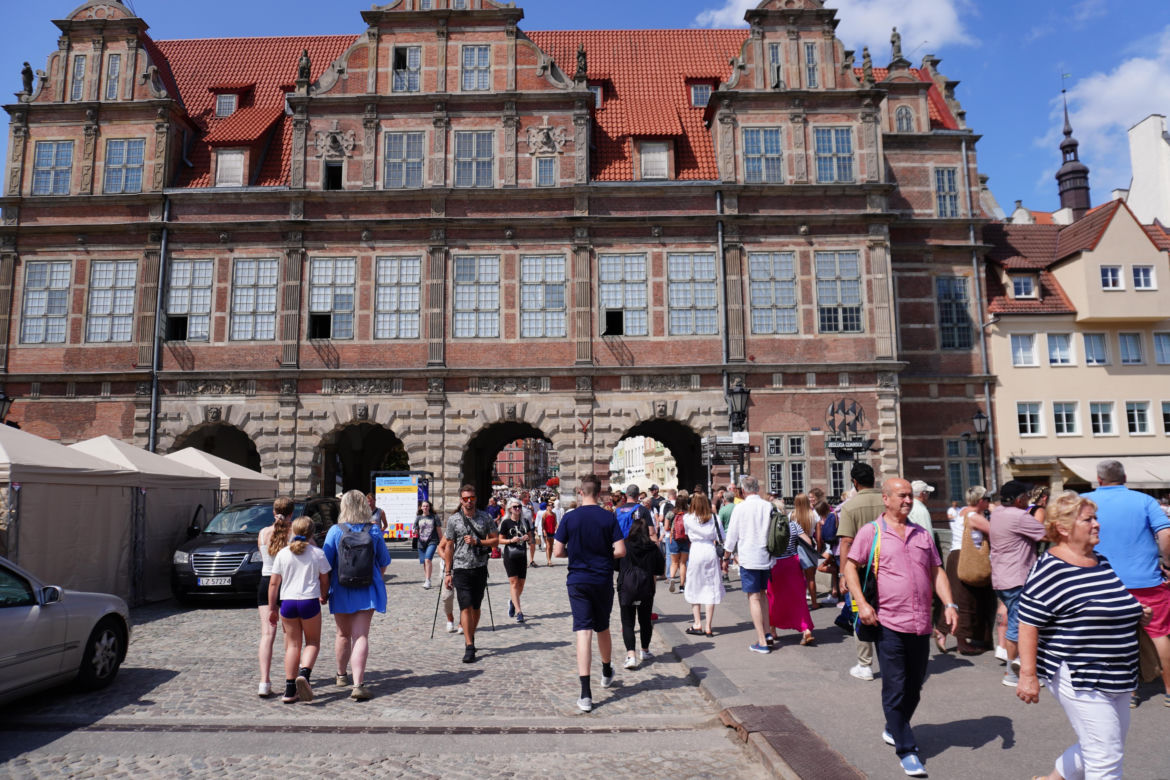 Tłumy turystów w Gdańsku. Ulice pękają w szwach