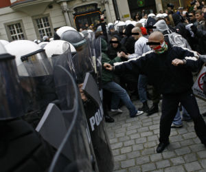 Bili się z policją, bo nie tolerują homoseksualistów
