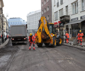 Armagedon w centrum Warszawy. Auta w kolejce do wypisania mandatów! Rozkopują pl. Pięciu Rogów