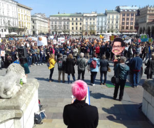 Na Rynku Głównym manifestowało kilkaset osób