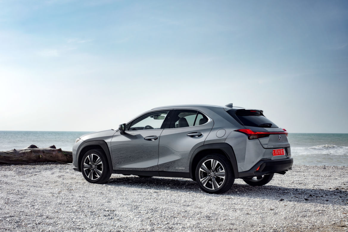 Lexus UX 250h E-Four Omotenashi