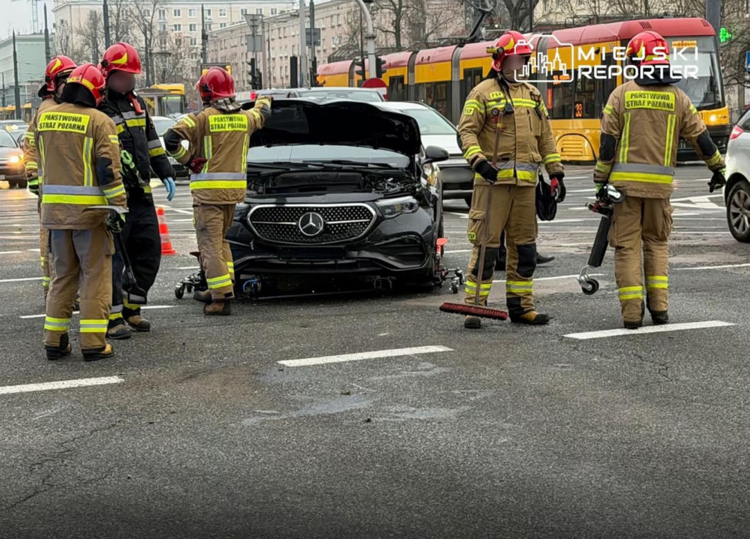 Jechali do wykolejonego tramwaju, doszło do wypadku. Trzy osoby ranne