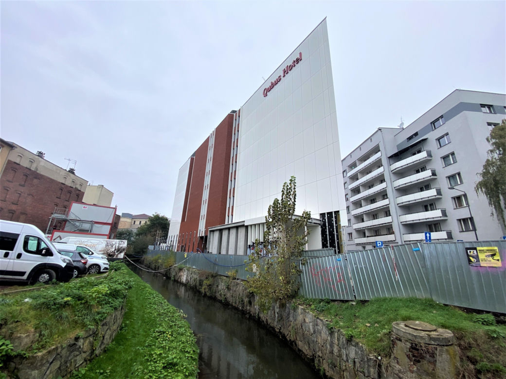 Qubus Hotel Katowice i jego nowoczesne wnętrza. Jest drewno, szkło i wełna