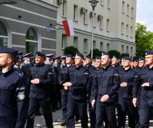 Nowi policjanci złożyli ślubowanie. Na uroczystości był wiceminister Jarosław Zieliński [ZDJĘCIA]