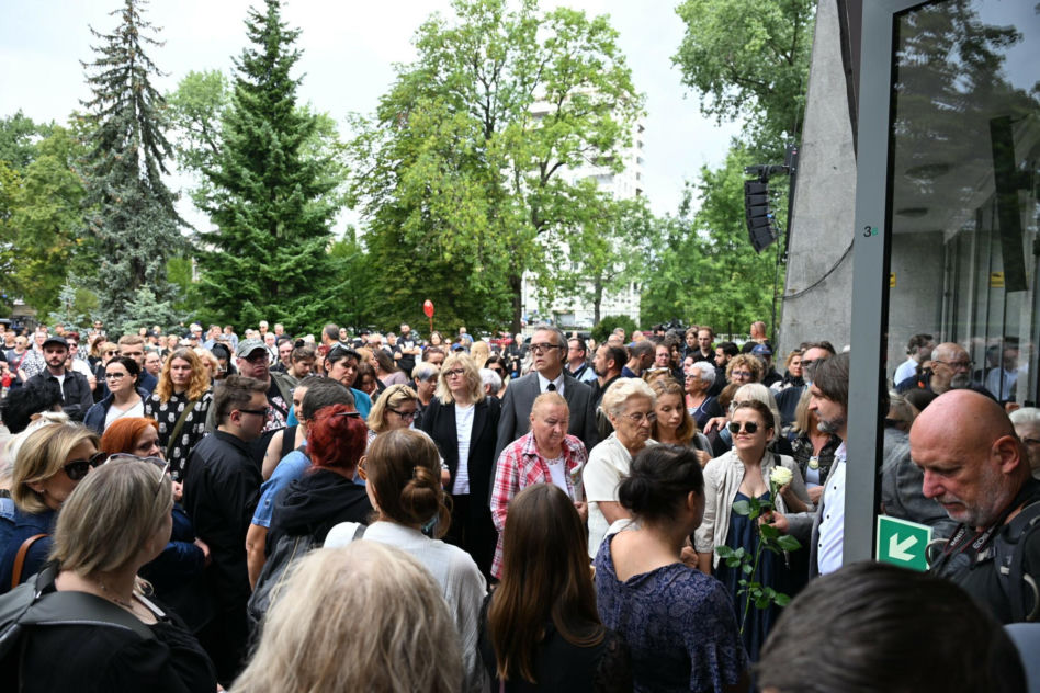 Tłumy żałobników oczekują na pogrzeb joanny Kołaczkowskiej