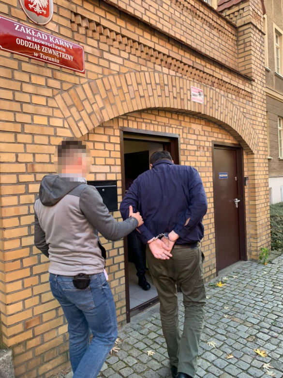 Oszust działał pod przykrywką. Zapadł wyrok, ale ani myślał się do niego dostosować