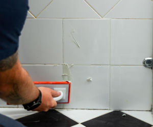 Jak poprawnie usunąć starą fugę i silikon oraz nałożyć nowy? Murator Remontuje