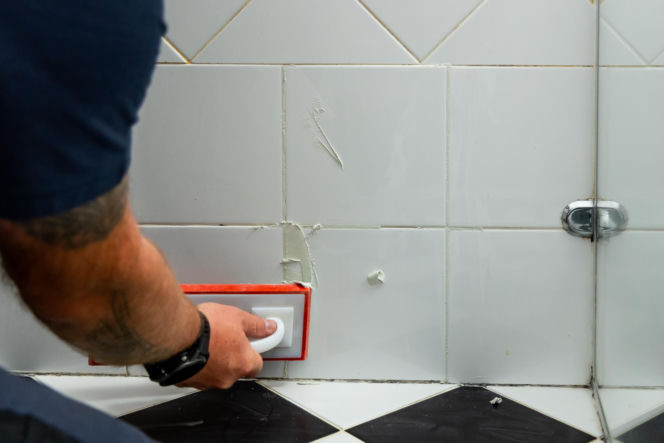 Jak poprawnie usunąć starą fugę i silikon oraz nałożyć nowy? Murator Remontuje