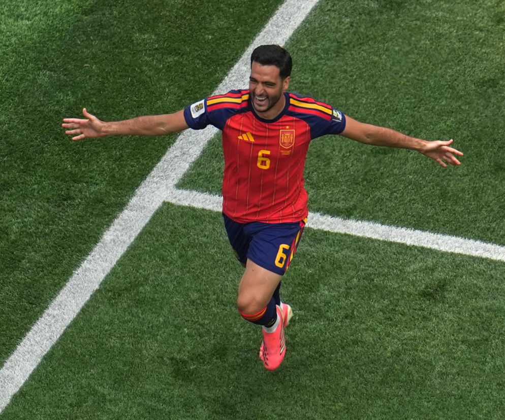 Mikel Merino cieszy się ze strzelonego gola na boisku. O sukcesie Hiszpanii w meczu z Belgią przeczytasz na Eska.