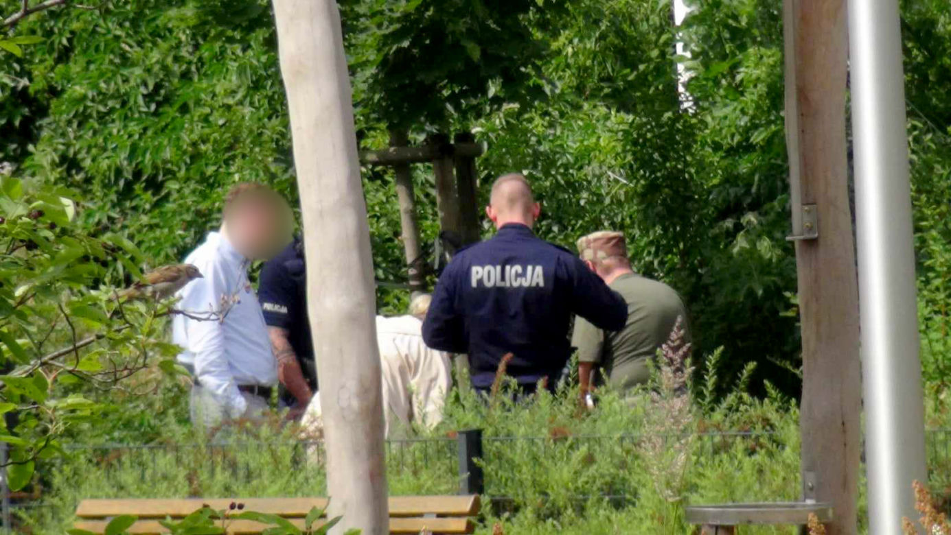 Dzieci bawiły się obok zwłok. Ciało młodego mężczyzny leżało przy placu zabaw