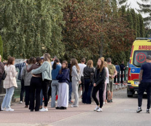 Kolejny atak nożem w szkole! 15-latek ranił trzy osoby, w tym dyrektora. Jedna była reanimowana