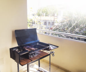 Tych rzeczy nie wolno robić na balkonie! Sprawdź, czy łamiesz przepisy