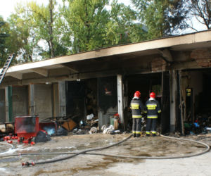 Pożar garaży przy USK w Białymstoku. Jedna osoba poparzona